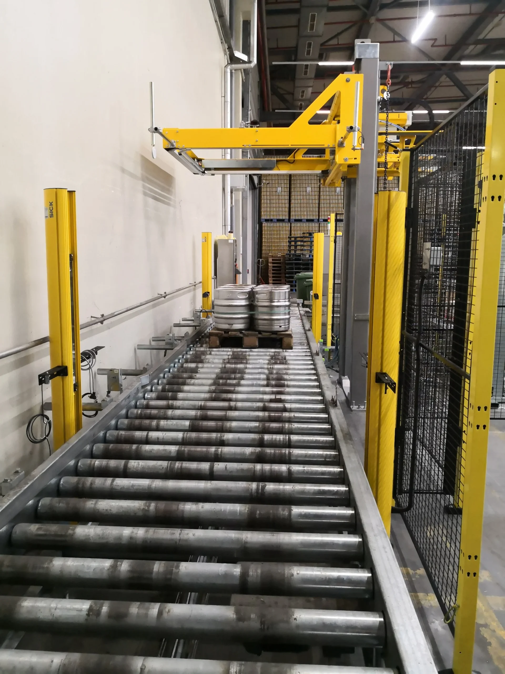 Automatyczne opasywanie palet z beczkami piwa | Realizacja Transaco